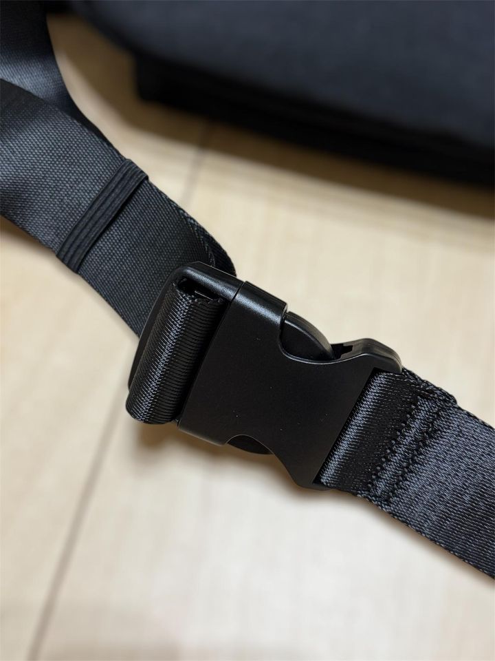 画像: ストラップは長さ調節可能