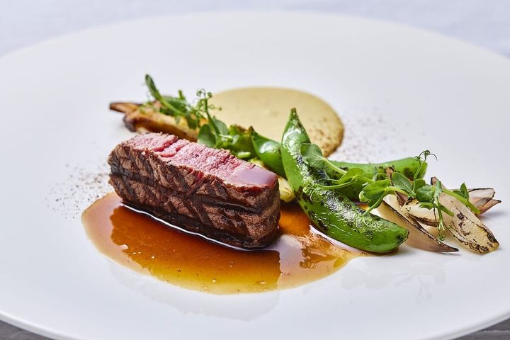 沖縄県産テンダーロイン ローストコーンクリーム、季節野菜、名護ウイスキー香る仔牛のジュ