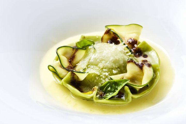 グリーンパスタのラビオリ 自家製リコッタチーズ、ズッキーニ、ブラックガーリックソース