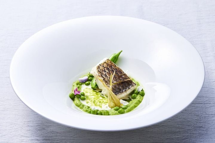マクブ(魚料理) グリーンピースのマッシュ、島らっきょうのブレゼ