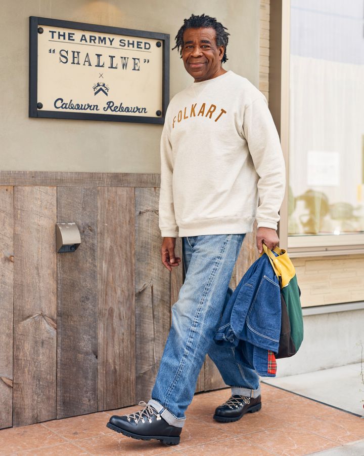 誰でも真似しやすい！ロゴスウェットがかわいいベーシック派の休日スタイル【デニム上手をスナップ】