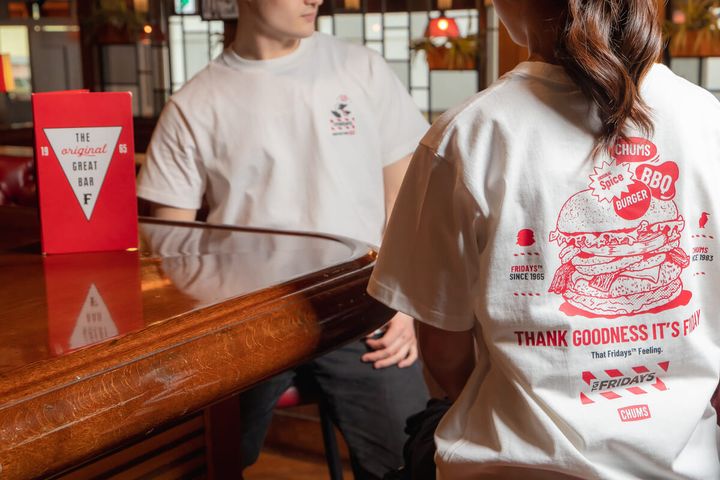 CHUMS × TGI FRIDAYS コラボレーションTシャツ