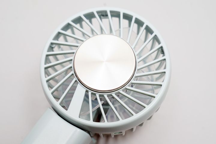 ハンディファンの中央部分にある銀色の円形部分がペルチェ素子でできた冷却プレート。この効果を体感したいのです。