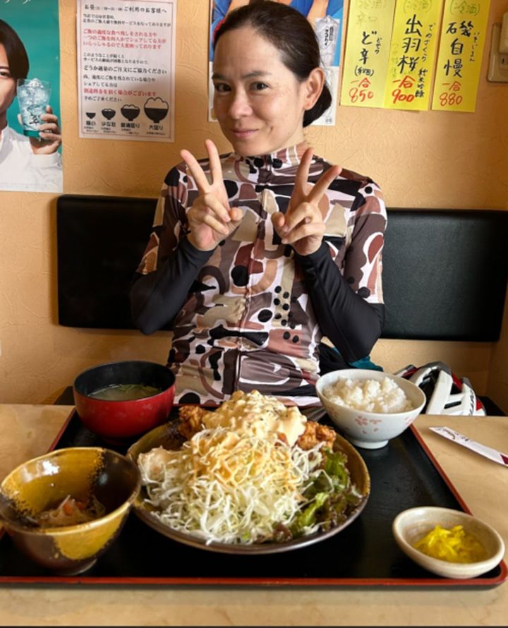 大盛りの食事を注文するユキコさん