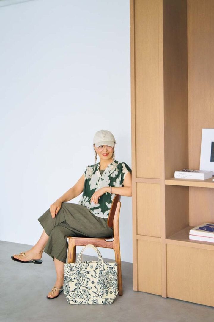 柄ブラウス（一部店舗及びオンラインストアのみで販売）¥5,990／コントワー・デ・コトニエ、オールインワン¥4,990／ユニクロ（ともにユニクロ）、キャップ¥6,600／ル シェルド ハリス（金万）、ブレスレット¥30,800／サスキア ディーズ（ル フィル ニュウマン新宿店）、バッグ¥26,400／マニプリ、靴¥24,200／ラオコンテ、メガネ¥26,400／ブリース（ともにフラッパーズ）