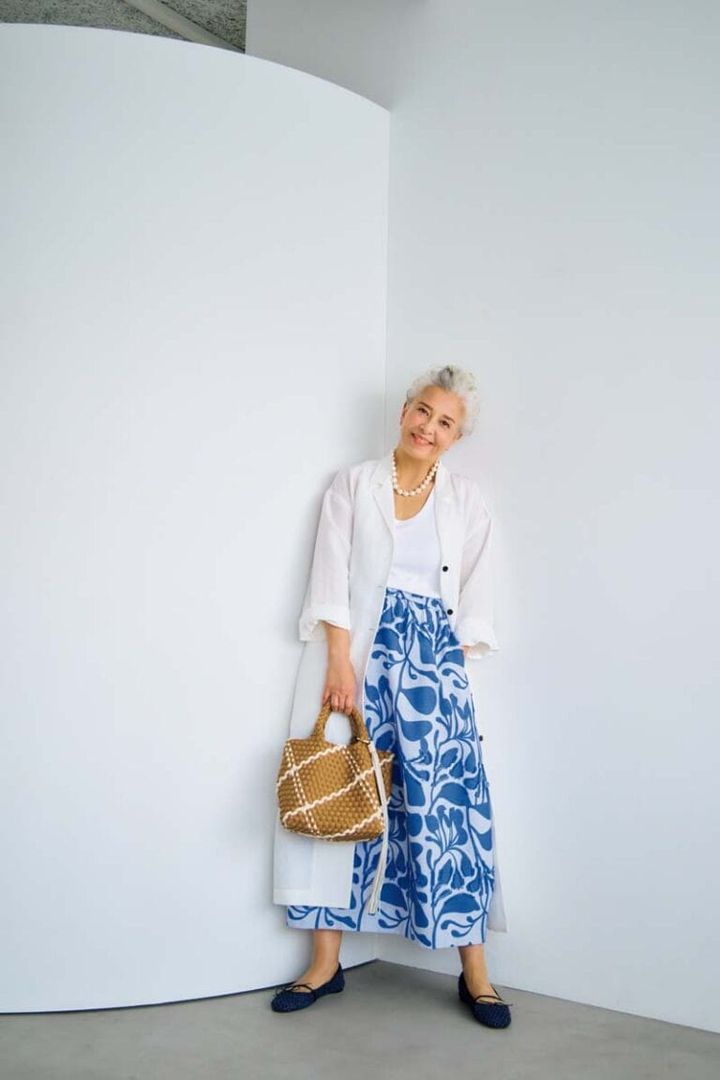 コート¥64,900、 スカート¥52,800／ともにプレインピープル（プレインピープル青山）、タンクトップ¥1,000／ユニクロ、バッグ¥62,700／ナゲディ/セオリーリュクス（リンク・セオリー・ジャパン）、バッグにつけたチャーム¥17,600／オルセット（オルサ）、ネックレス¥16,500／ハリス（金万）、靴¥37,400／スペルタ（フラッパーズ）