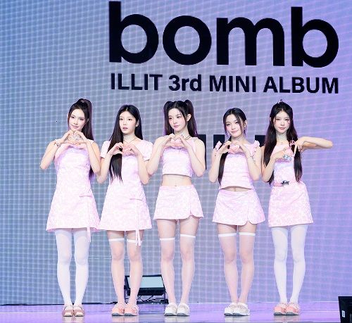 6月16日、『bomb』発売記念ショーケースを開催したILLIT