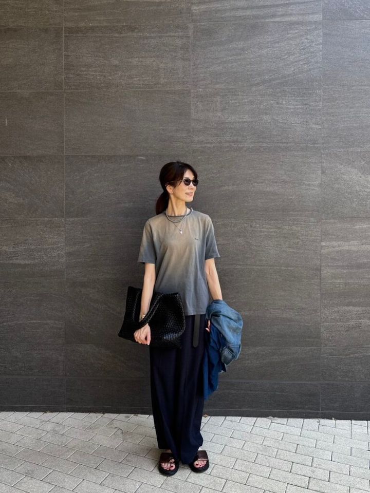 Tシャツを主役に他はシンプルに抑え、アクセサリーはシルバー、足元は存在感のあるサンダルを合わせたコーデ