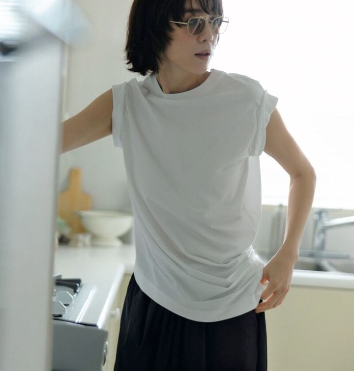 光を反射して表情や装いを明るく見せる白T