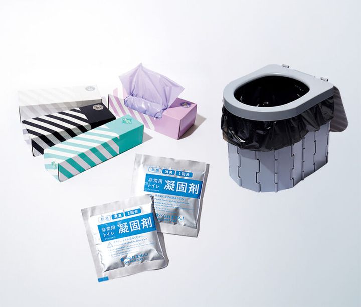 （右上から時計回りに）サッと簡単トイレ￥4,378／YAMAZEN（山善 お客様相談窓口）、驚異の防臭袋 BOS (ボス) ストライプパッケージSSサイズ￥1,430、Ｍサイズ￥1,080、LLサイズ￥1,490、Ｌサイズ￥1,404／すべてBOS（クリロン化成）