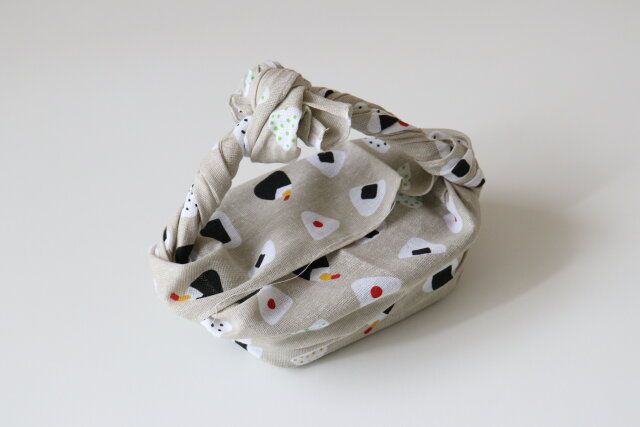 セリア 手ぬぐい風タオル おにぎり柄 使用例 お弁当 包み方 完成