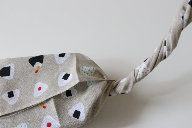 セリア 手ぬぐい風タオル おにぎり柄 使用例 お弁当 包み方 ねじる