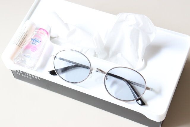 セリアのメガネやリップが置けるティッシュbox 小物トレイ