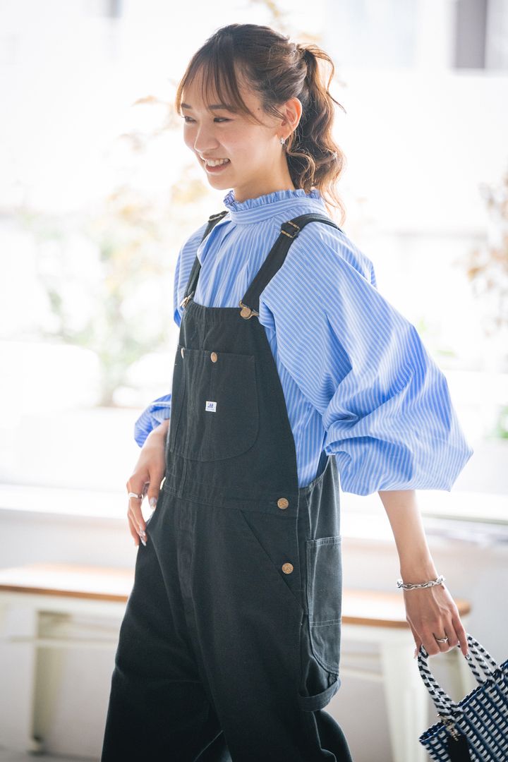 褒められコーデを教えます！レディなブラウスとボーイッシュなオーバーオールの組み合わせ【FUDGE FRIEND おしゃれさんの毎日コーディネート vol.542｜UMI】
