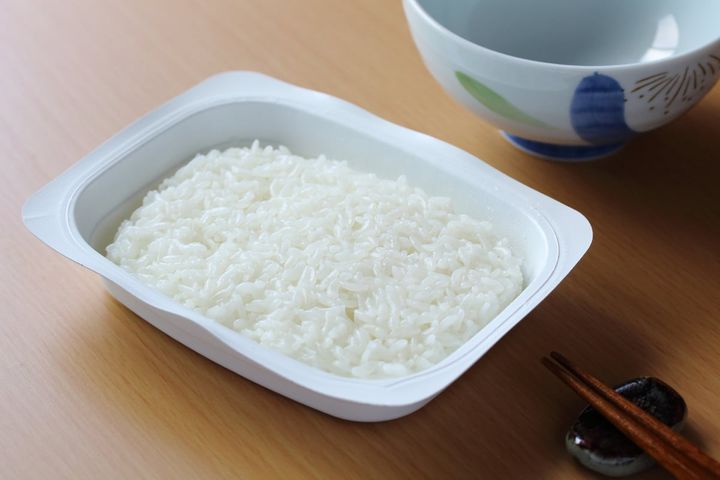 電子レンジを使わずにパックご飯を温める方法とは？