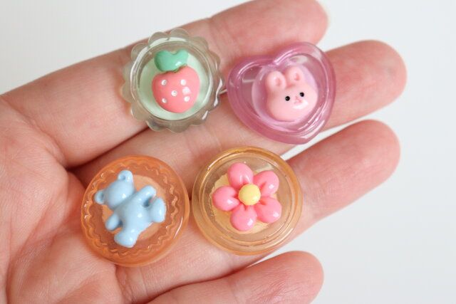 ダイソーのアレンジできる5049 スマホ貼り付けパーツ（いろいろモチーフ、5P）