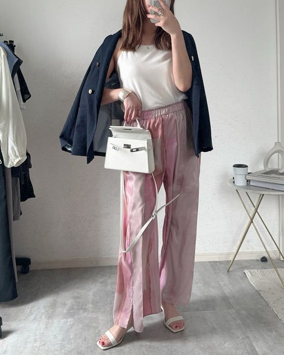 UNIQLOのオフホワイトの「クレープジャージーブラキャミソール」