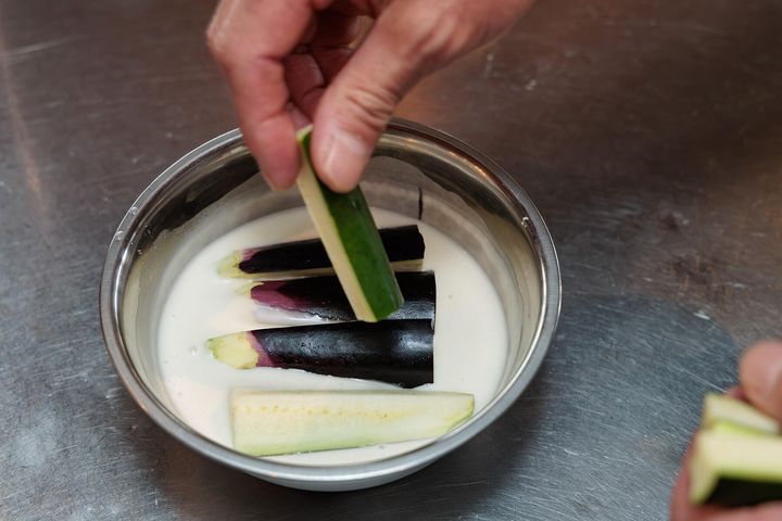 野菜に衣をつける
