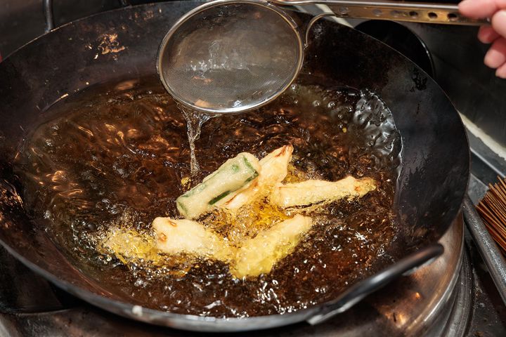野菜を揚げる