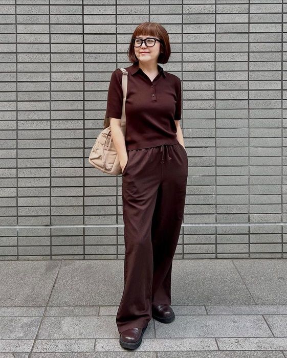 ポロセーター×UNIQLOのダークブラウンの「リネンブレンドイージーパンツ」