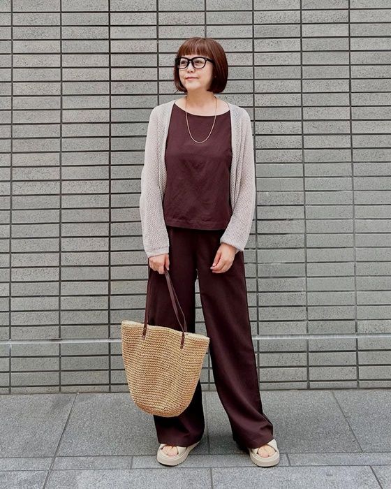 メッシュカーディガン×UNIQLOのダークブラウンの「リネンブレンドイージーパンツ」