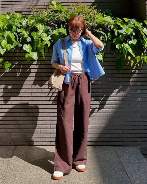 オックスフォードシャツ×UNIQLOのダークブラウンの「リネンブレンドイージーパンツ」