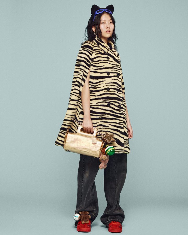 タイガープリントのフェイクファーケープ