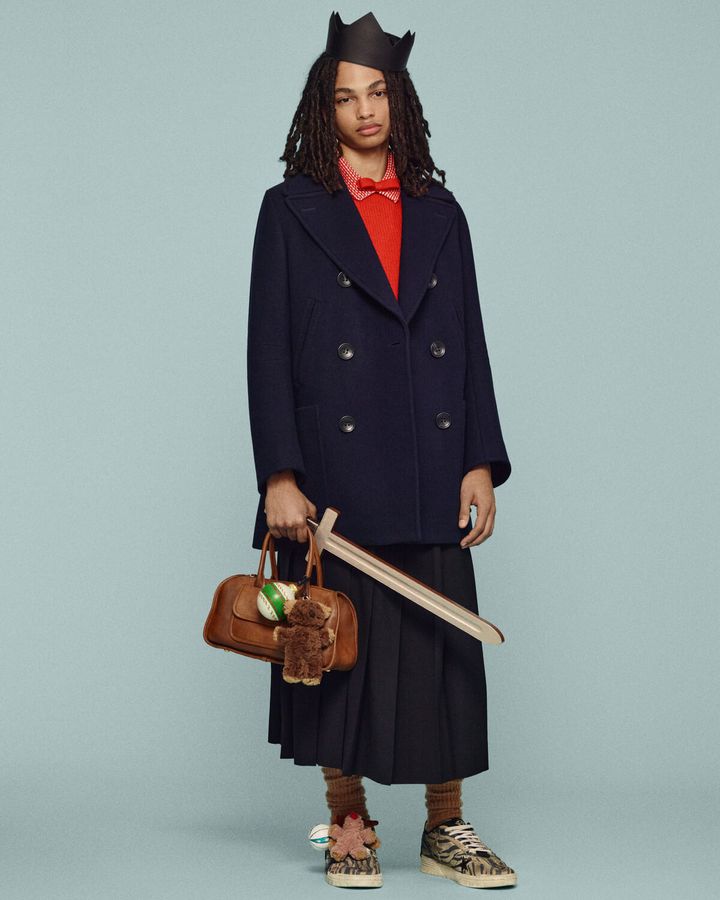 コートとプリーツスカート