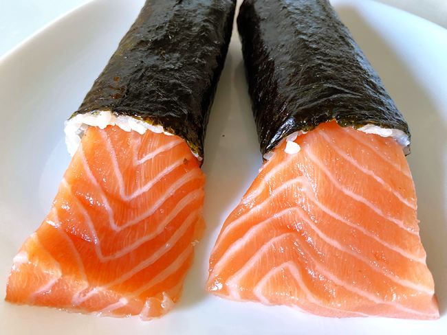 海鮮はみ出し巻き生サーモン