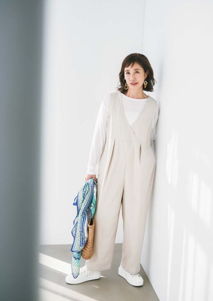 【吸水速乾】サロペット¥5,940／クロス ファンクション、カットソー¥4,990／アンフィーロ（オンワード樫山）、ピアス¥7,700／アビステ、ストール¥17,600／マニプリ（ピモンテ）、バッグ¥33,000／ピモンテ、靴¥11,000／コンバース（コンバースインフォメーションセンター）、タンクトップ／スタイリスト私物