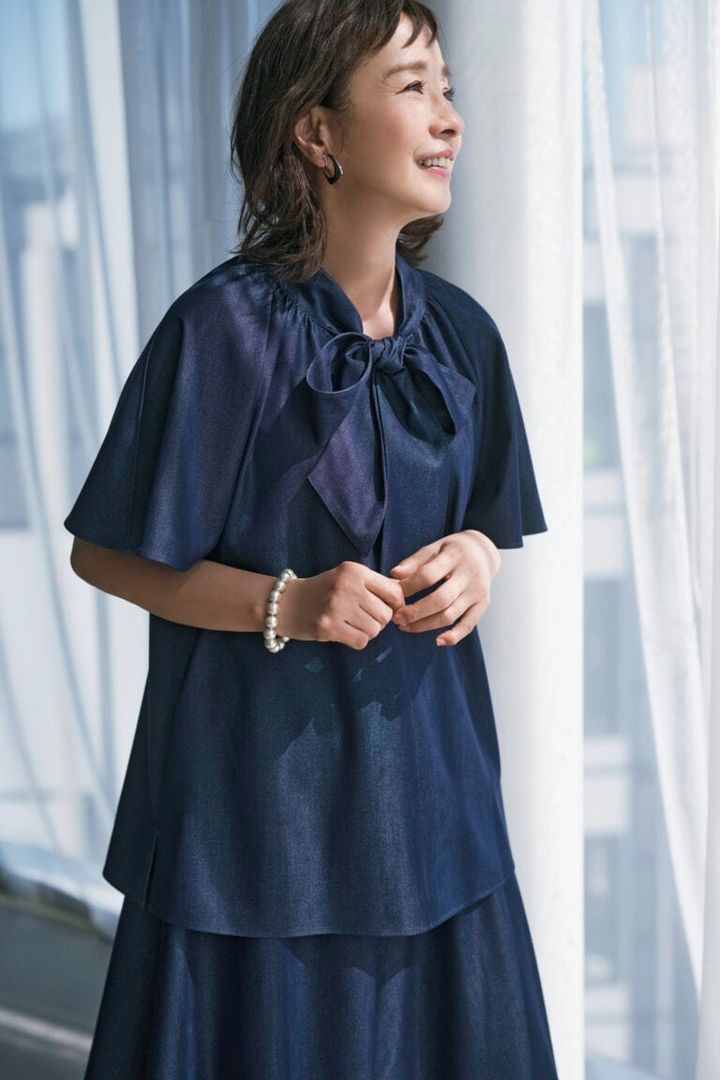 ボウタイブラウス¥8,990、スカート¥12,000／ともにプラステ、イヤリング¥6,600、ブレスレット¥6,600／ともにアビステ