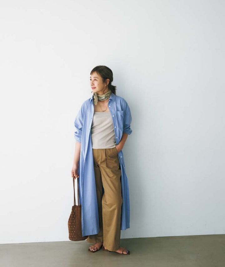 シャツワンピース¥7,920／クロス ファンクション、タンクトップ¥3,990／アンフィーロ（オンワード樫山）、パンツ¥3,990／無印良品（無印良品銀座）、スカーフ¥990／ジーユー、二連ネックレス¥9,900／アビステ、バッグ¥39,600／ピモンテ、靴¥66,000／ネブローニ（ピモンテ）