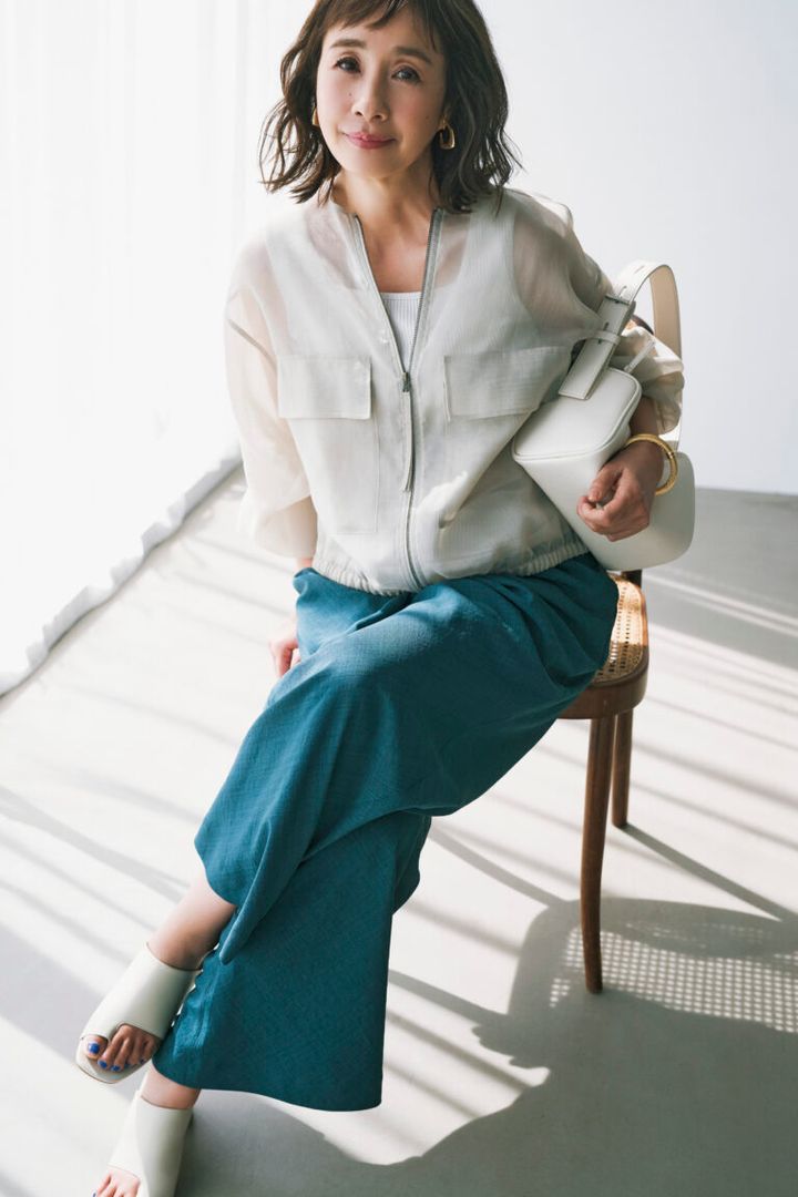 パンツ¥8,789／ドゥクラッセ、ブルゾン¥15,000、バッグ¥8,990／ともにプラステ、タンクトップ¥1,980／クロス ファンクション、イヤリング¥6,600、バングル¥9,450／ともにアビステ、靴¥18,800／アトリエブルージュ