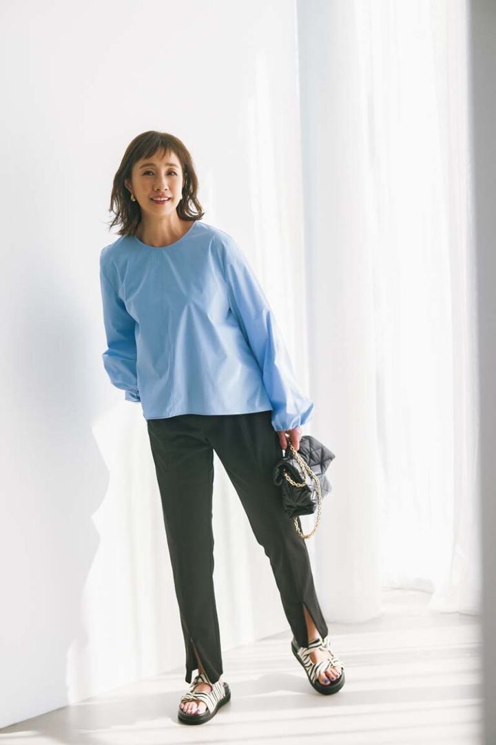 ブラウス¥9,990／プラステ、パンツ¥5,940／クロス ファンクション、ピアス¥1,650／レプシィム（アダストリア カスタマーサービス）、バッグ ¥80,300／ガバ（ピモンテ）