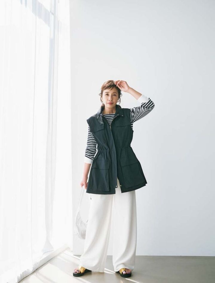 ジレ¥26,400、パンツ¥16,390／ともにドゥクラッセ、ニット¥6,600／エルーラ（アダストリア カスタマーサービス）、イヤリング¥16,200／アビステ、バッグ¥39,600／ピモンテ、靴¥7,590／アトリエブルージュ