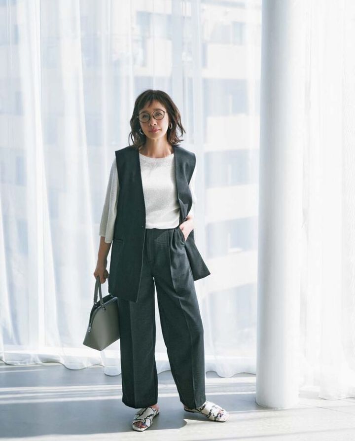 ニット¥3,960／クロスファンクション、デニム¥9,990、バッグ¥6,490／ともにギャップ、サングラス¥990／ジーユー、バングル¥17,600／ベン アムン（ピモンテ）、ストール¥4,950、靴¥19,800／ともにアトリエブルージュ、タンクトップ／スタイリスト私物