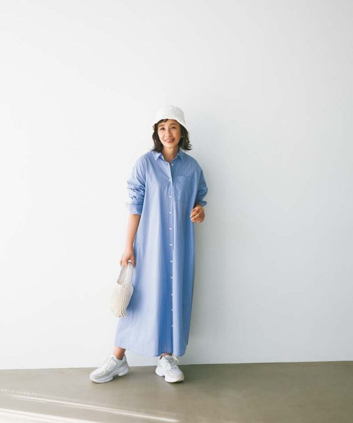 シャツワンピース¥7,920／クロス ファンクション、帽子¥4,950、バッグ¥4,290、靴¥23,100／すべてアトリエブルージュ、ピアス¥1,650／レプシィム（アダストリア カスタマーサービス）