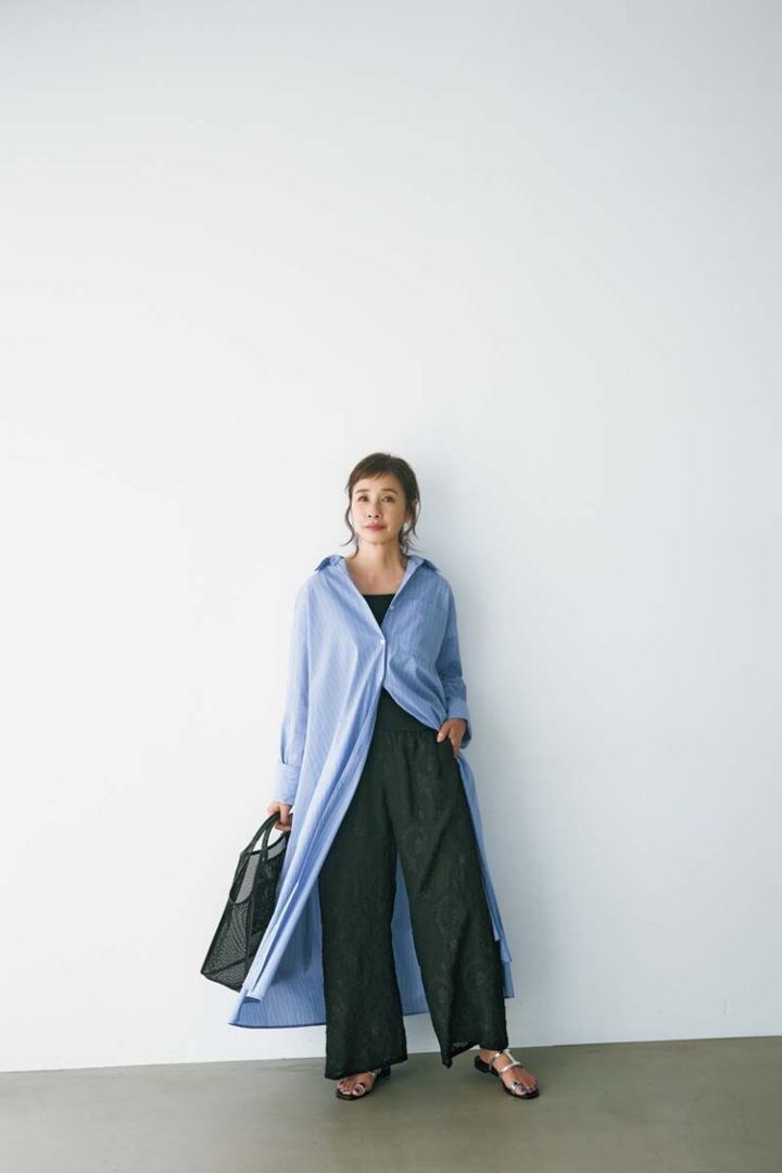 シャツワンピース¥7,920、タンクトップ¥1,980／ともにクロス ファンクション、パンツ¥12,000／プラステ、ピアス¥1,650／レプシィム（アダストリア カスタマーサービス）、バッグ¥22,000／オルセット（ピモンテ）、 靴¥13,750／アトリエブルージュ