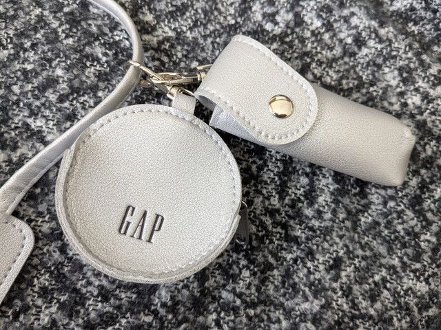 GAPのスマホショルダー＆ポーチ