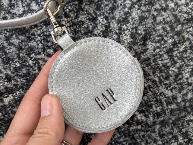 GAPのスマホショルダー＆ポーチ