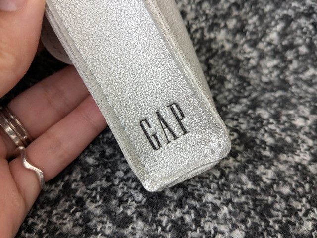 GAPのスマホショルダー＆ポーチ