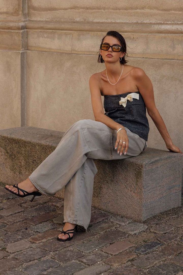 画像: 肌見せスタイルはニュートラルなグレーに任せて