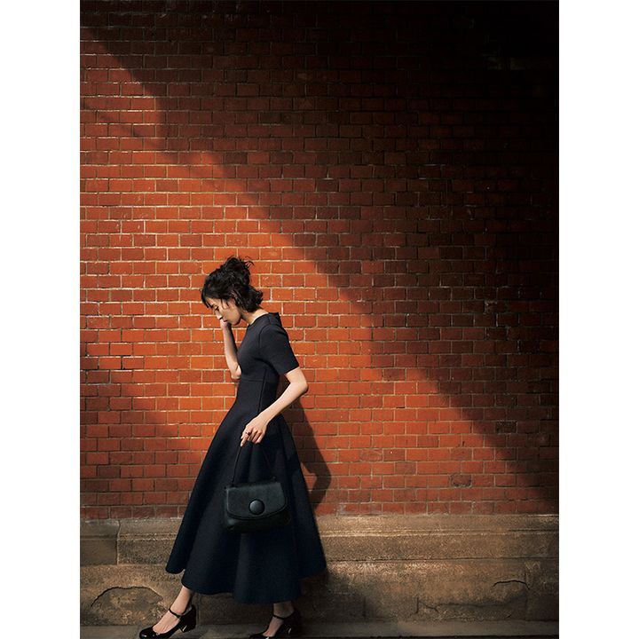 半袖のフレアワンピースに和光のMANACO トップハンドルバッグとセルジオロッシのストラップシューズを合わせたコーディネート