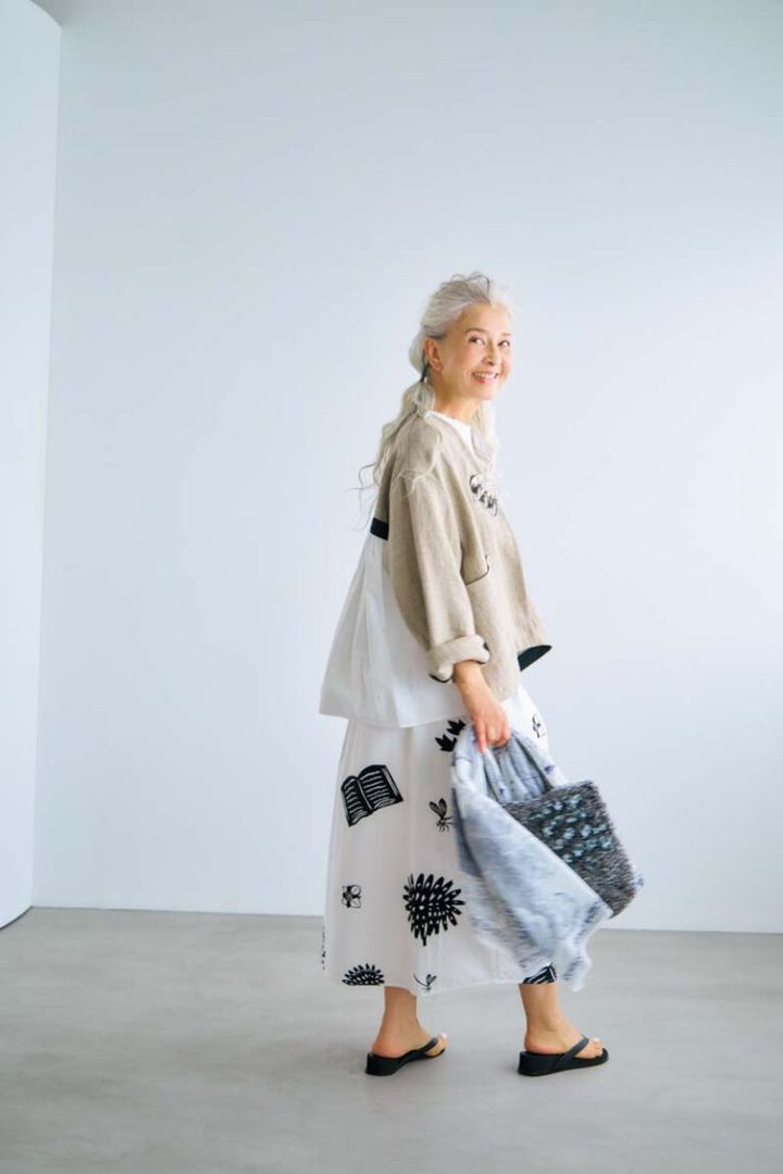 甘くなりがちな花柄スカートも白×黒ならモードで新鮮！