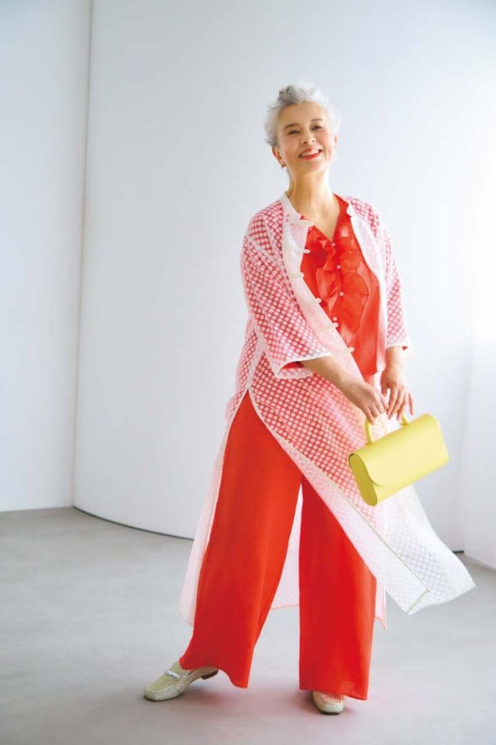 実は合わせるものを選ばない流行の透け感ドット柄ロングシャツ