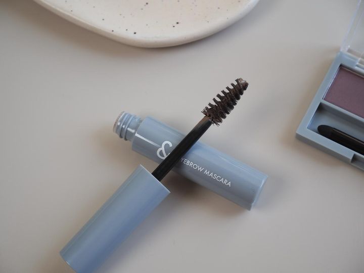 画像: 【DAISO】「＆．眉マスカラ フォギーベージュ」3g ¥110（税込）