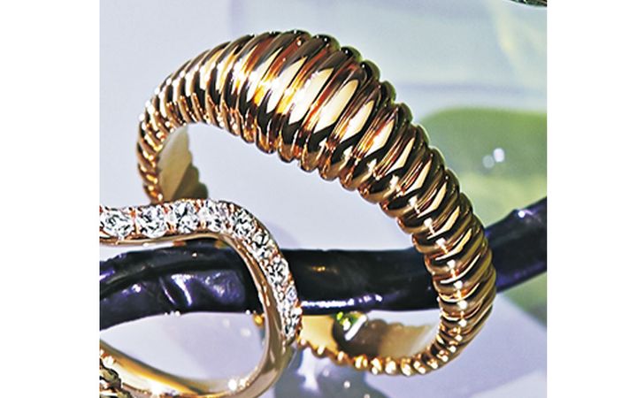 アサミフジカワのクロワッサンのようなリング