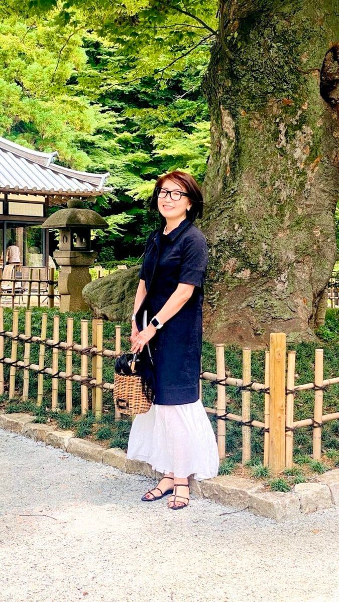 コートワンピース…マディソンブルー スカート…シーピーシェイズ サンダル…ルタロン カゴバッグ…エバゴス