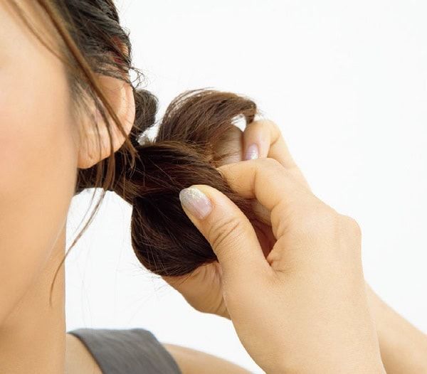 サイドでまとめた髪をくるりんぱ