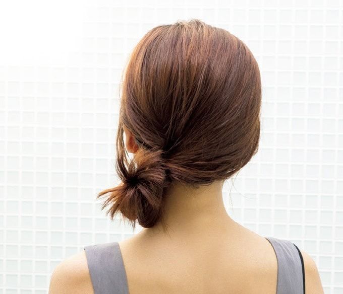 サイドでまとめた夏のシニョンヘア